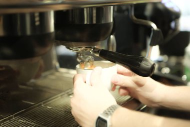 Kahve odasında kahve hazırlayan barista.