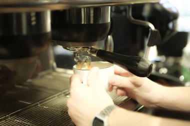 Kahve odasında kahve hazırlayan barista.