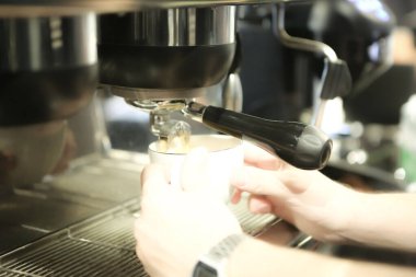 Kahve odasında kahve hazırlayan barista.