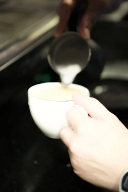 Kahve odasında kahve hazırlayan barista.
