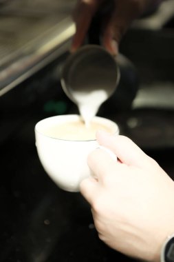 Kahve odasında kahve hazırlayan barista.