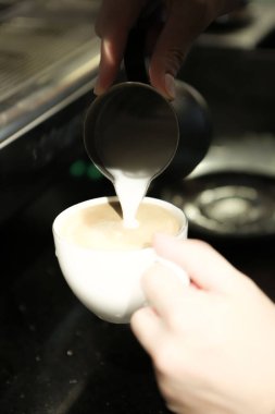 Kahve odasında kahve hazırlayan barista.