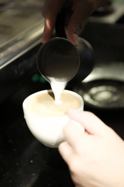 Kahve odasında kahve hazırlayan barista.