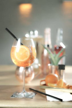 Lokantadaki masada alkol kokteyli.