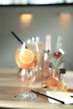 Lokantadaki masada alkol kokteyli.