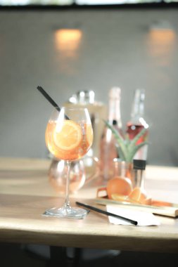 Lokantadaki masada alkol kokteyli.