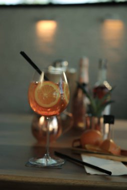 Lokantadaki masada alkol kokteyli.