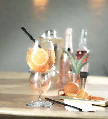 Lokantadaki masada alkol kokteyli.