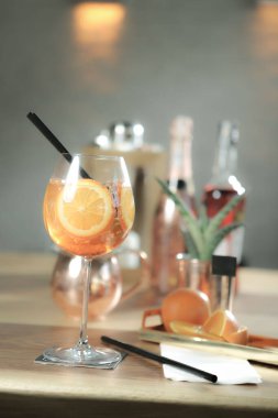 Lokantadaki masada alkol kokteyli.
