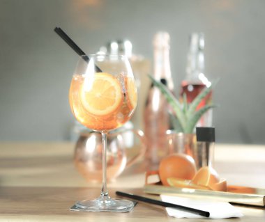 Lokantadaki masada alkol kokteyli.