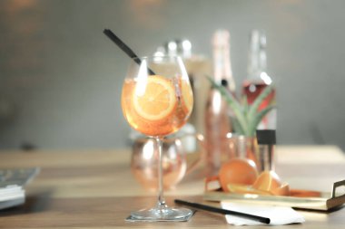 Lokantadaki masada alkol kokteyli.