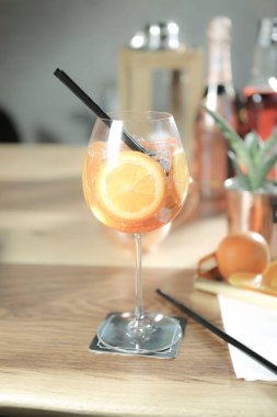 Lokantadaki masada alkol kokteyli.