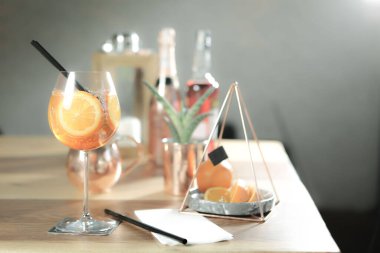 Lokantadaki masada alkol kokteyli.