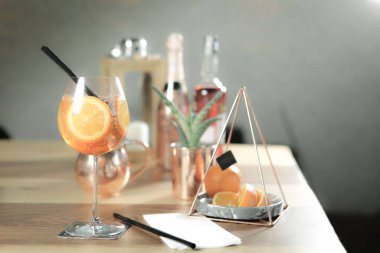 Lokantadaki masada alkol kokteyli.