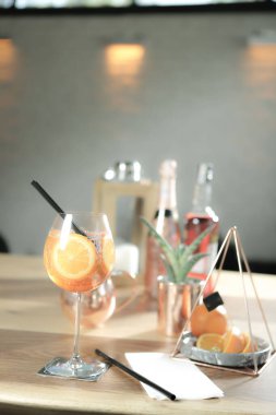 Lokantadaki masada alkol kokteyli.