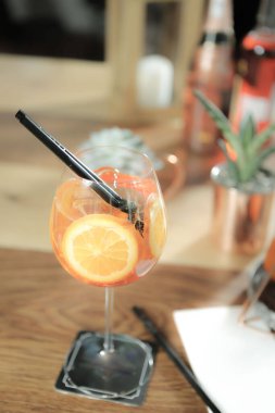 Lokantadaki masada alkol kokteyli.