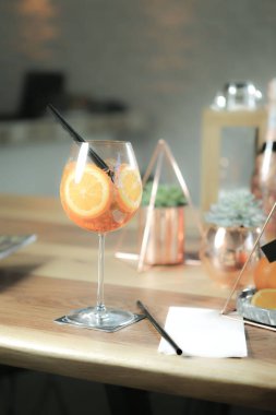 Lokantadaki masada alkol kokteyli.