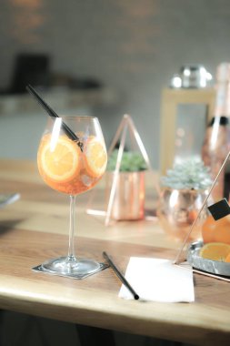Lokantadaki masada alkol kokteyli.