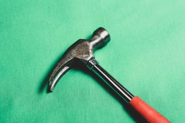 Eski model çekiç, marangozlar için bir zanaat aracı.