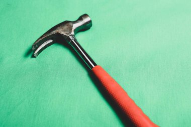 Eski model çekiç, marangozlar için bir zanaat aracı.