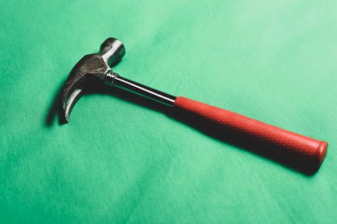 Eski model çekiç, marangozlar için bir zanaat aracı.