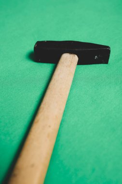 Eski model çekiç, marangozlar için bir zanaat aracı.