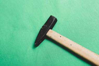 Eski model çekiç, marangozlar için bir zanaat aracı.