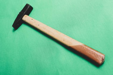 Eski model çekiç, marangozlar için bir zanaat aracı.