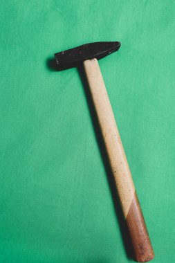 Eski model çekiç, marangozlar için bir zanaat aracı.