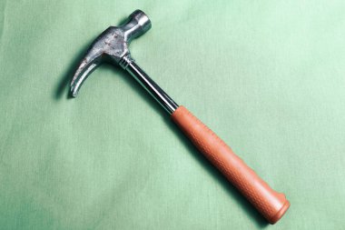 Eski model çekiç, marangozlar için bir zanaat aracı.