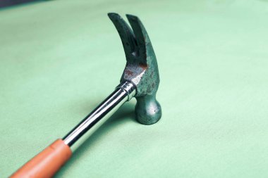 Eski model çekiç, marangozlar için bir zanaat aracı.