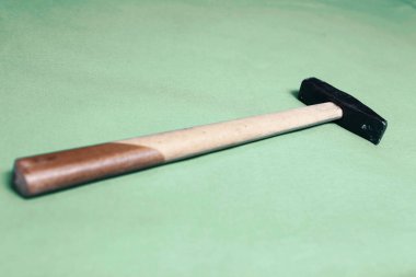 Eski model çekiç, marangozlar için bir zanaat aracı.