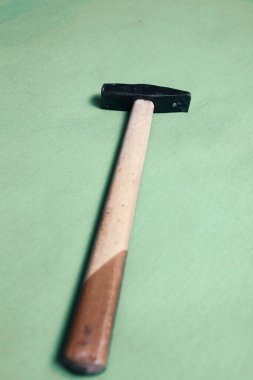 Eski model çekiç, marangozlar için bir zanaat aracı.