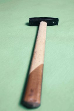 Eski model çekiç, marangozlar için bir zanaat aracı.