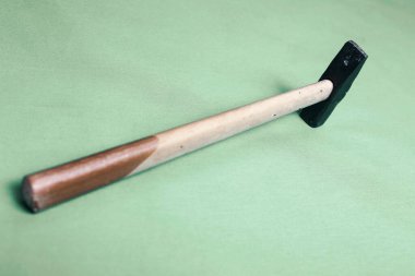 Eski model çekiç, marangozlar için bir zanaat aracı.