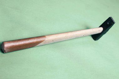 Eski model çekiç, marangozlar için bir zanaat aracı.