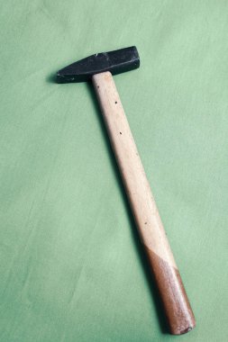 Eski model çekiç, marangozlar için bir zanaat aracı.