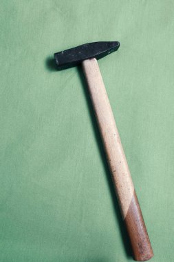 Eski model çekiç, marangozlar için bir zanaat aracı.