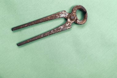 Bir çift paslı meme ucu.