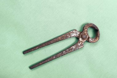 Bir çift paslı meme ucu.