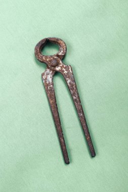 Bir çift paslı meme ucu.