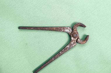 Bir çift paslı meme ucu.