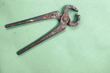 Bir çift paslı meme ucu.