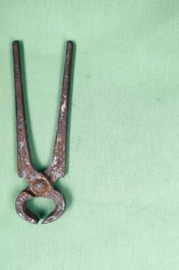 Bir çift paslı meme ucu.