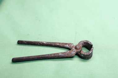 Bir çift paslı meme ucu.