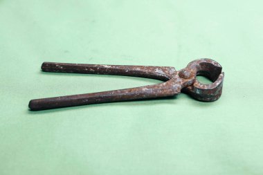 Bir çift paslı meme ucu.