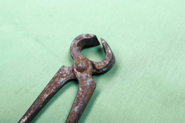 Bir çift paslı meme ucu.