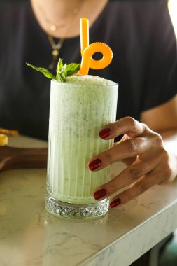 Türk Ayran içmek veya Kefir / ayran yoğurt ile yapılan.