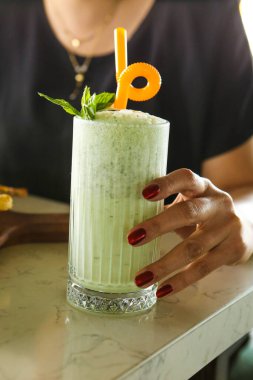 Türk Ayran içmek veya Kefir / ayran yoğurt ile yapılan.