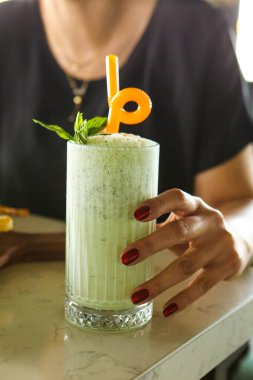 Türk Ayran içmek veya Kefir / ayran yoğurt ile yapılan.